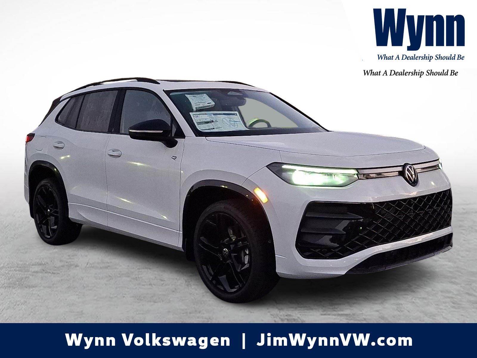 2025 Volkswagen Tiguan SE R-LINE BLACK's photo