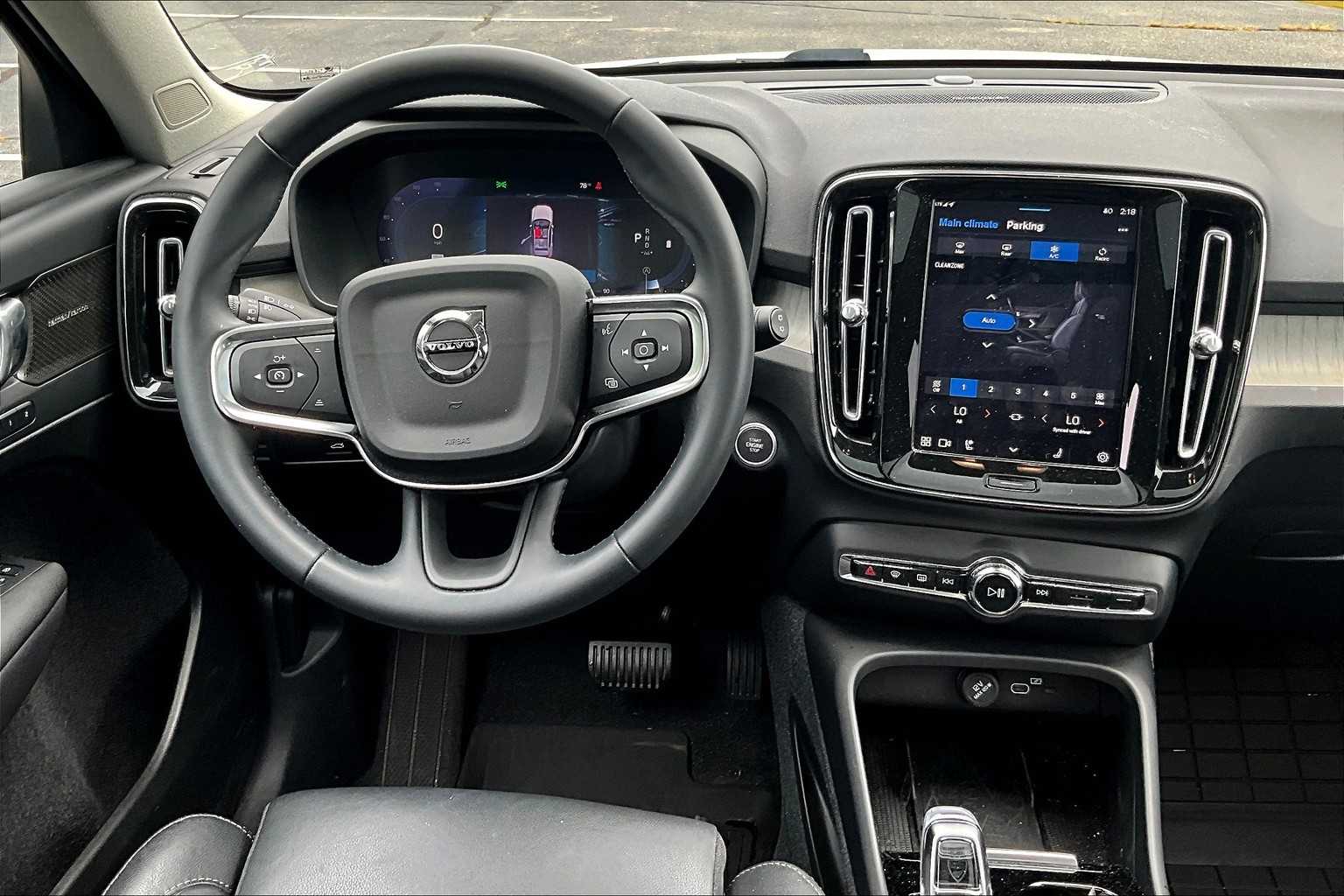 2025 Volvo XC40 Plus photo 4