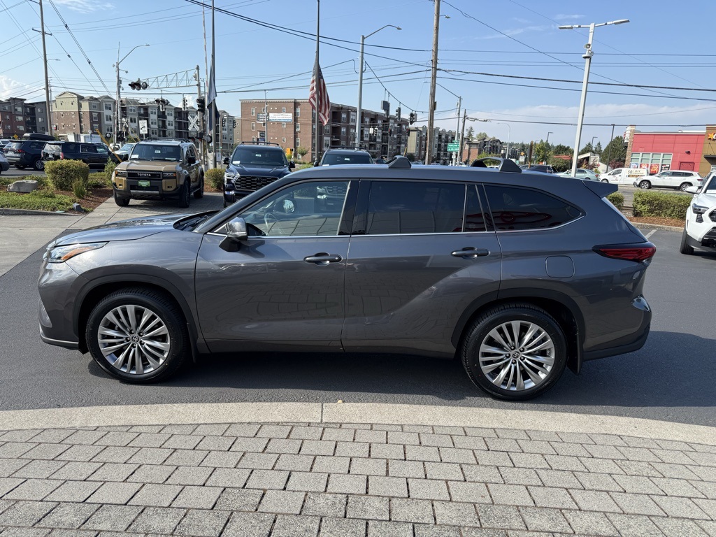 2022 Toyota Highlander Platinum photo 2