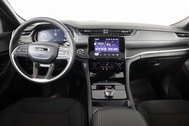 2025 Jeep Grand Cherokee Laredo photo 6