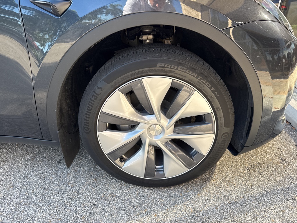 2024 Tesla Model Y Long Range photo 14