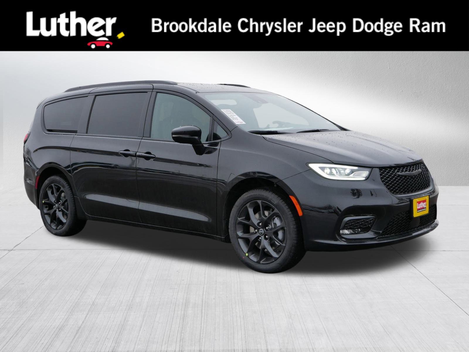 2026 Chrysler Pacifica Select's photo