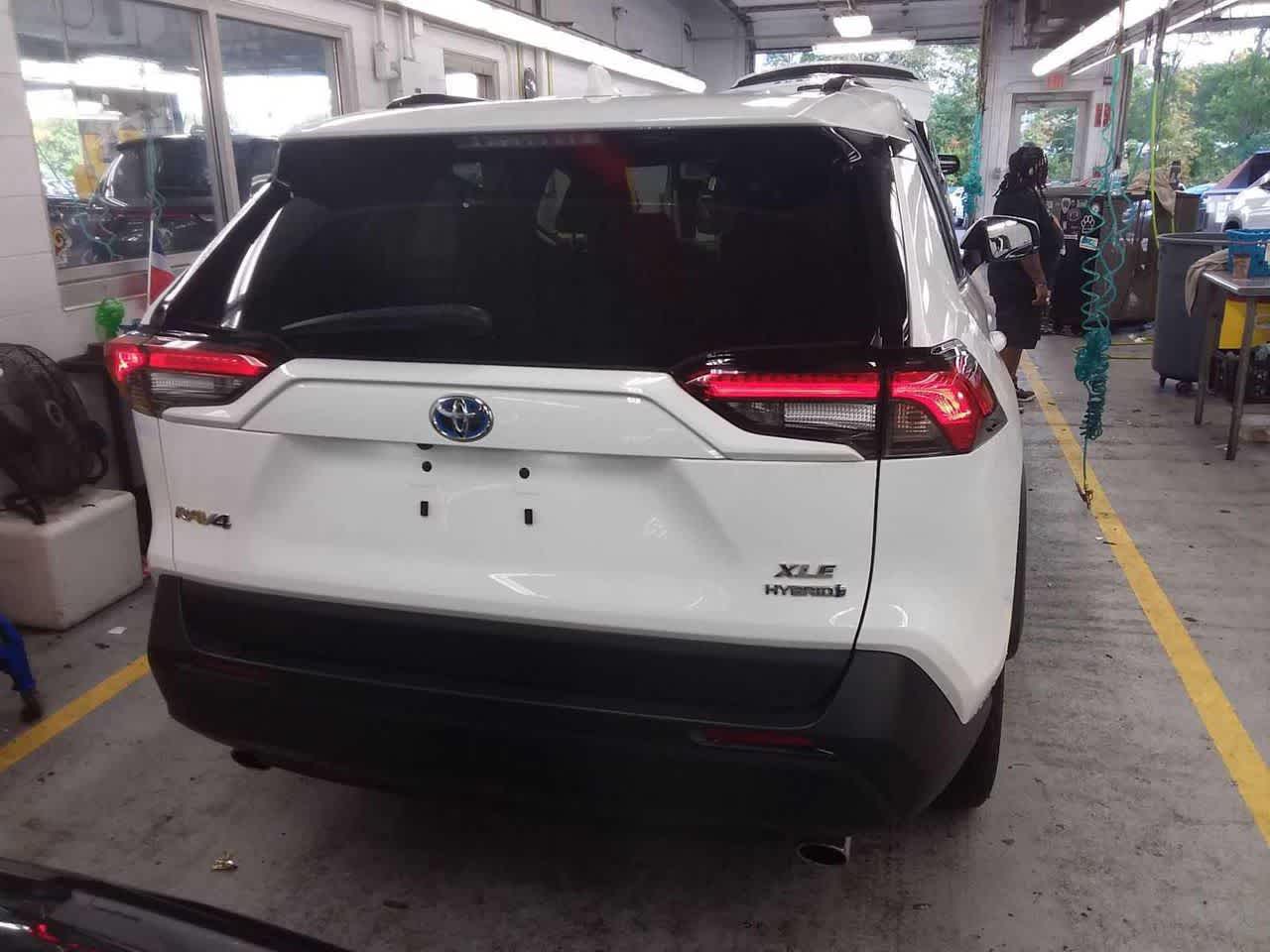 2024 Toyota RAV4 Hybrid XLE photo 4