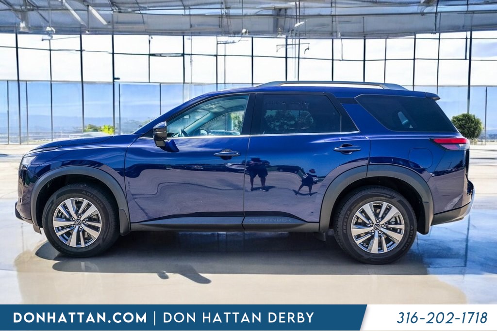 2023 Nissan Pathfinder LE photo 2