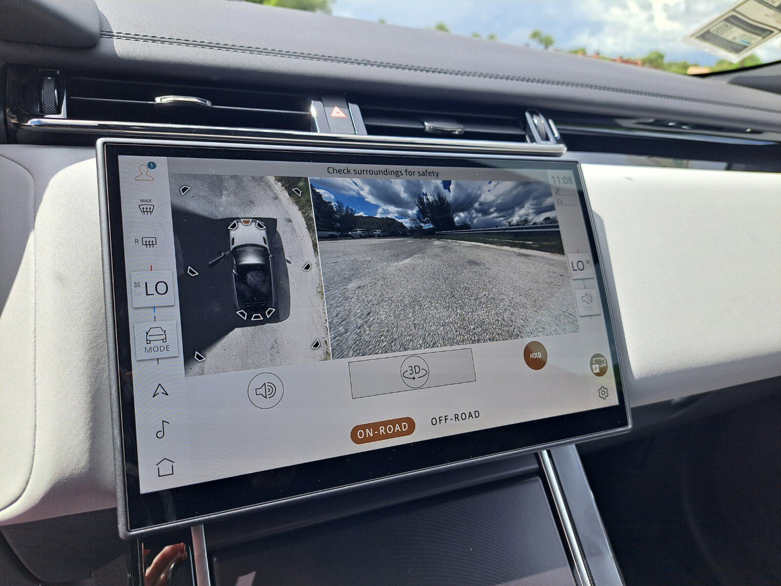2026 Land Rover Range Rover Velar SE photo 15