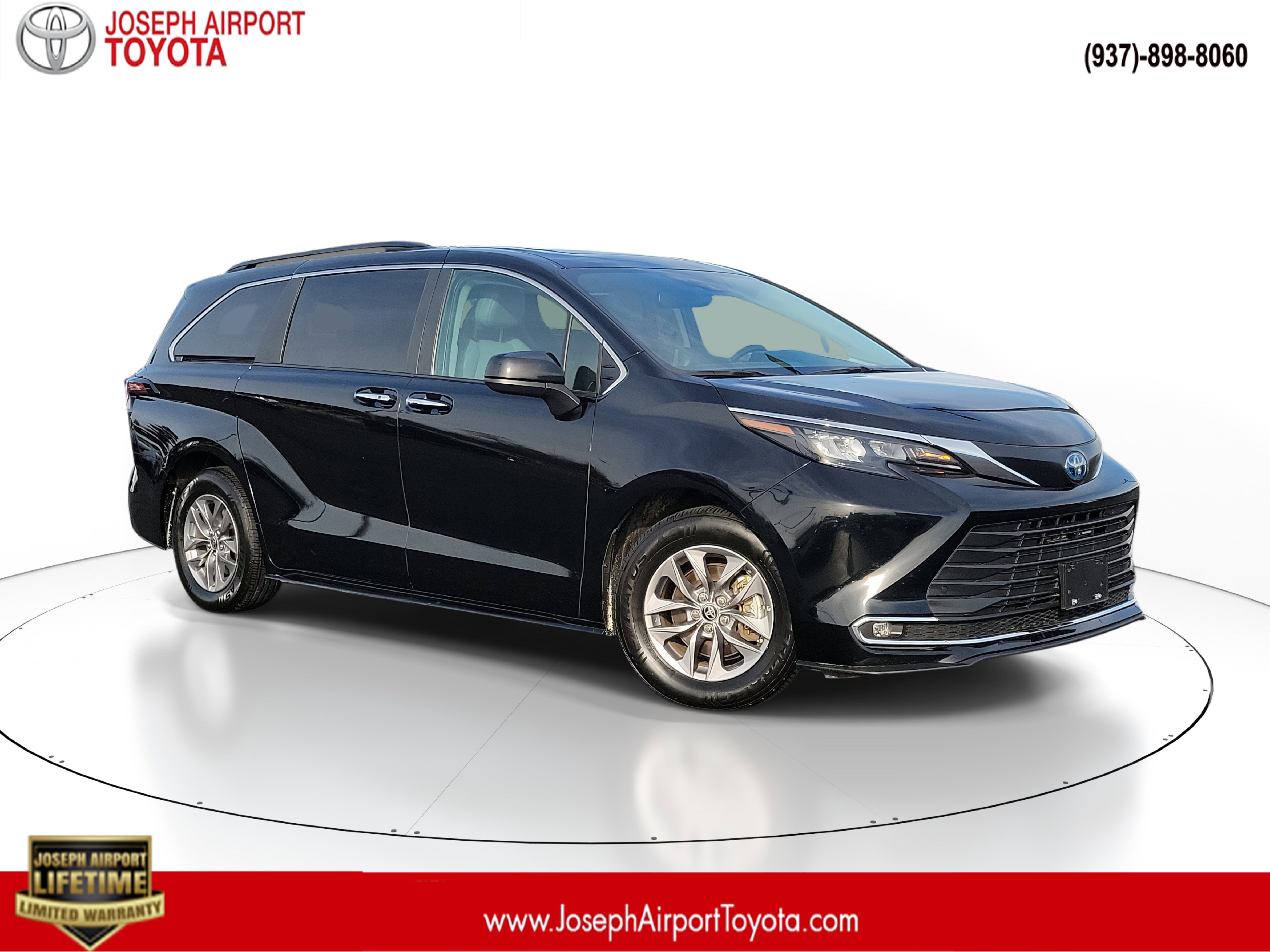 2024 Toyota Sienna XLE's photo
