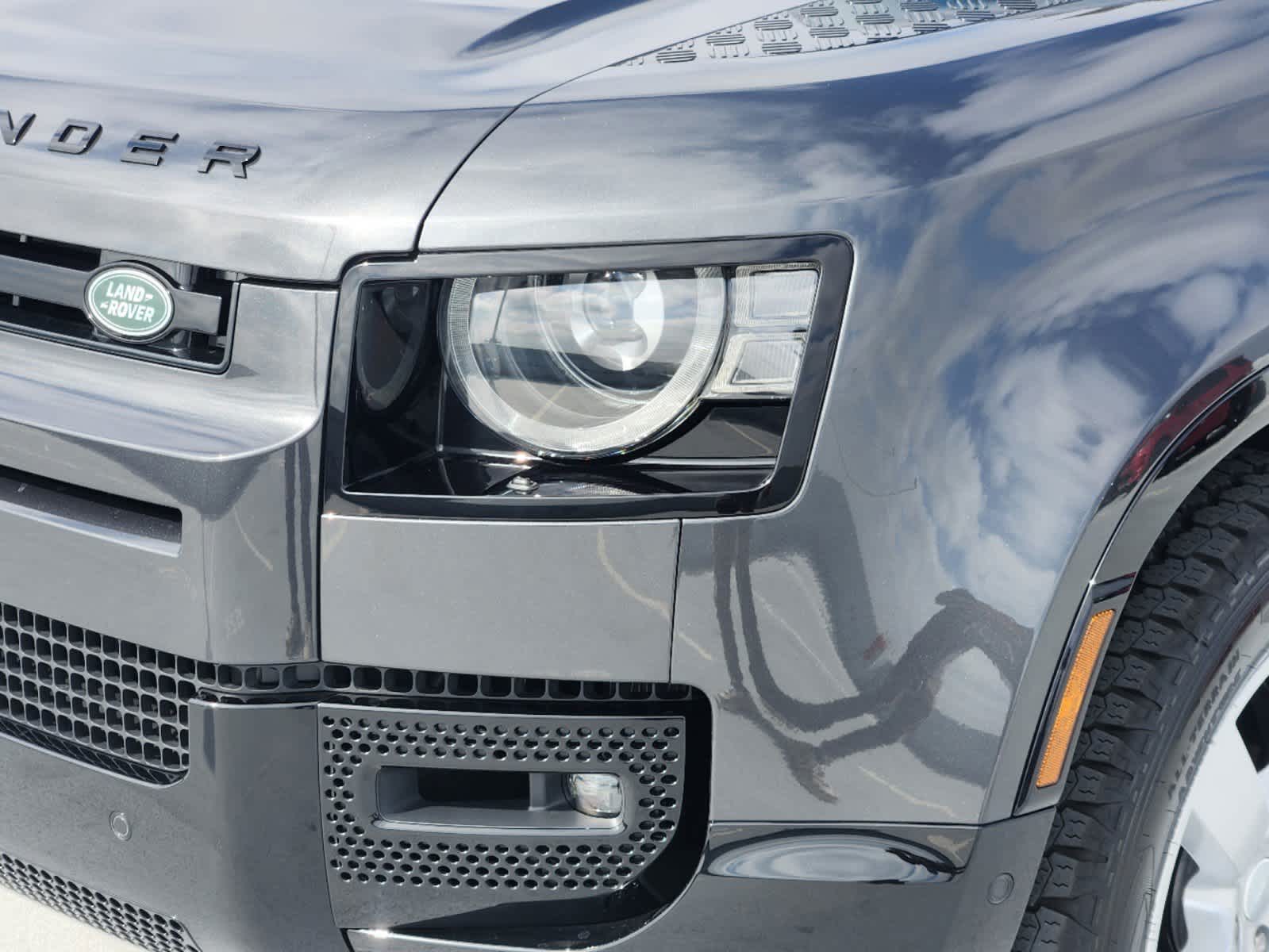 2025 Land Rover Defender 110 X-Dynamic SE photo 8