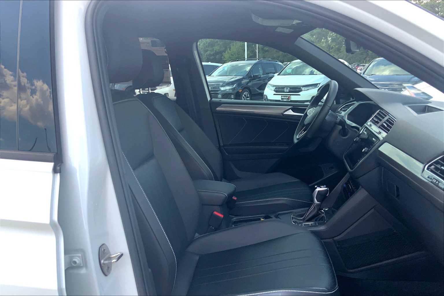 2024 Volkswagen Tiguan SE R-Line Black photo 8