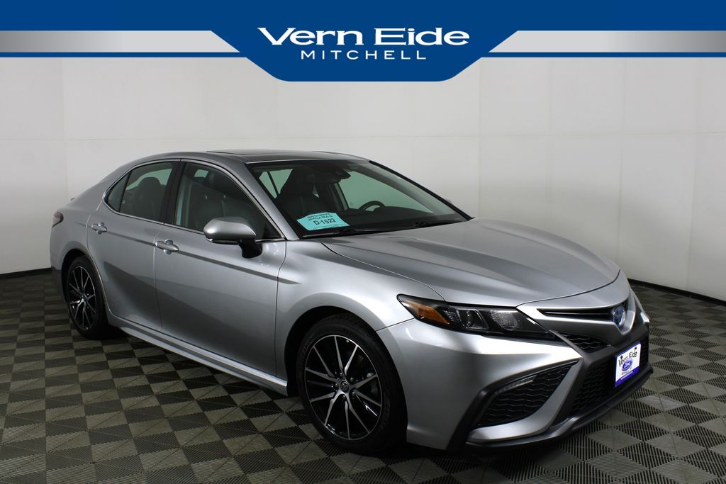 2023 Toyota Camry SE's photo