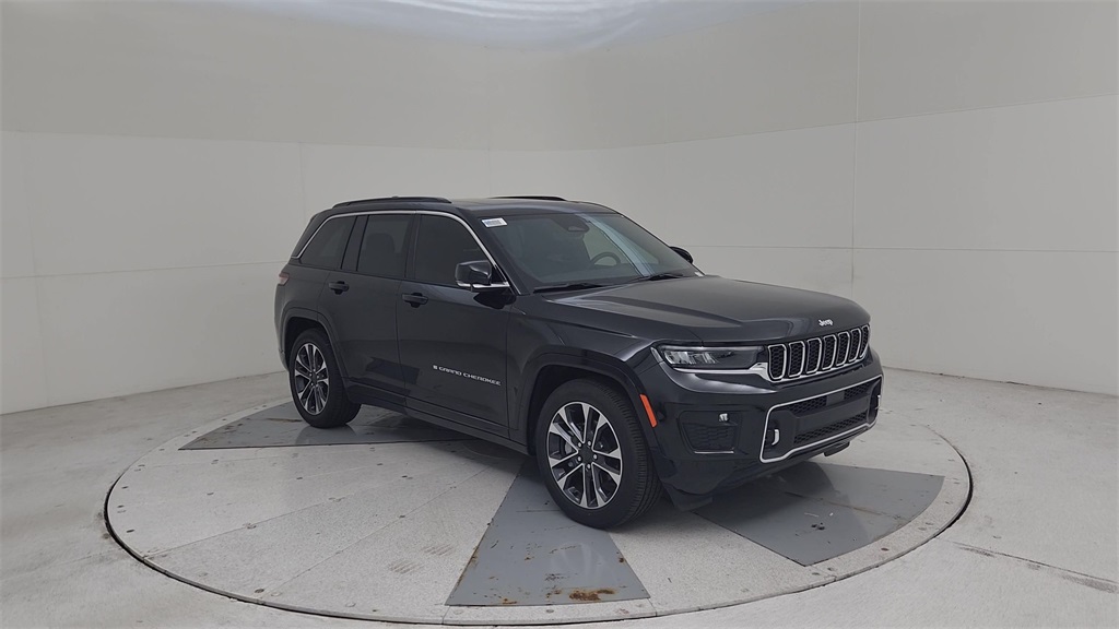 2025 Jeep Grand Cherokee Overland photo 3