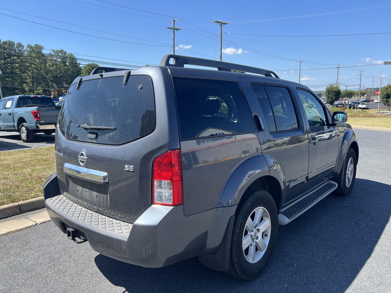 2010 Nissan Pathfinder SE photo 3