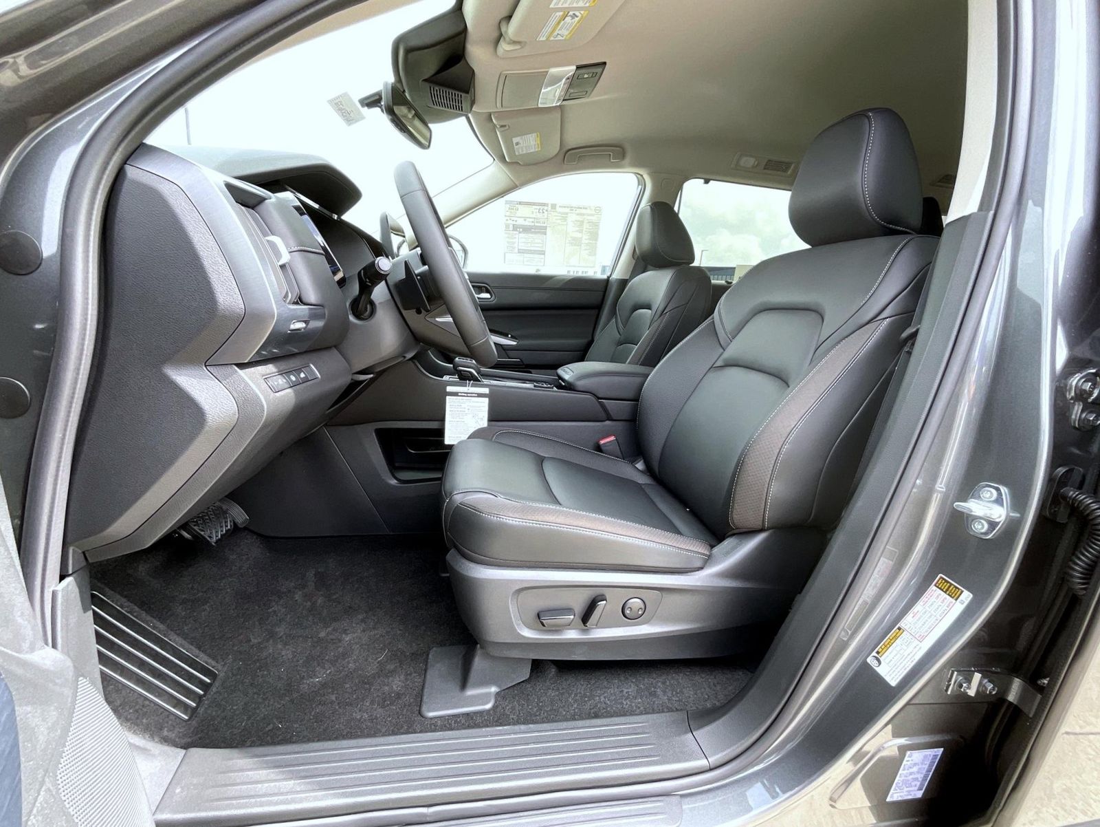 2025 Nissan Pathfinder SL photo 10