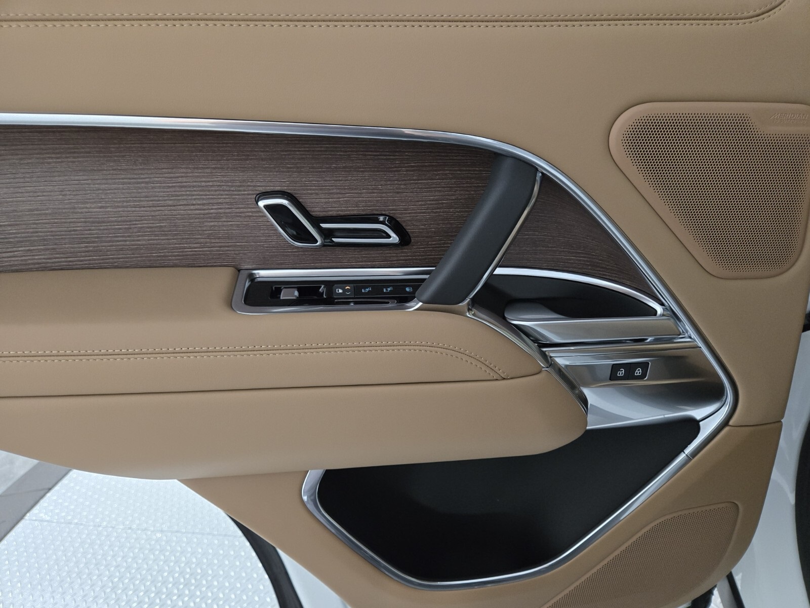 2025 Land Rover Range Rover SE photo 21