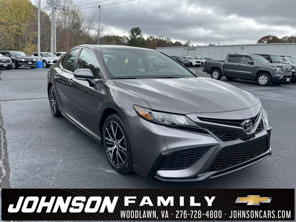 2024 Toyota Camry SE's photo