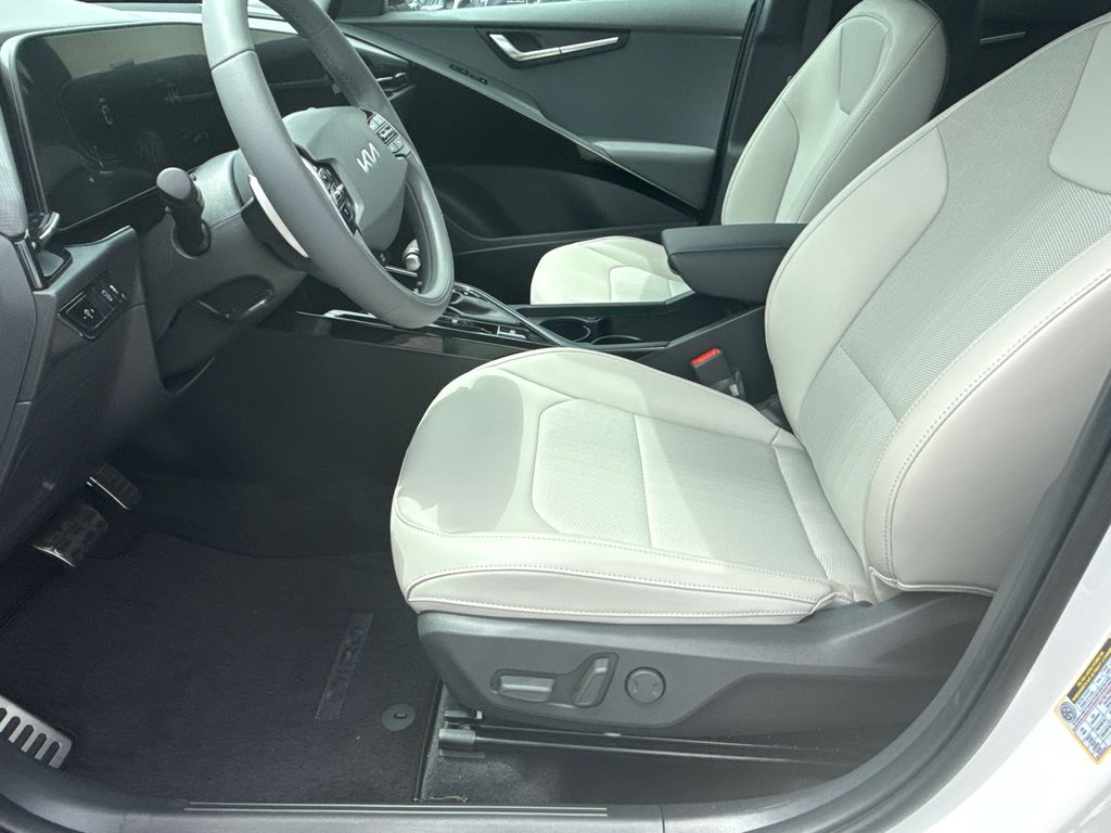 2025 Kia Niro EX Touring photo 8