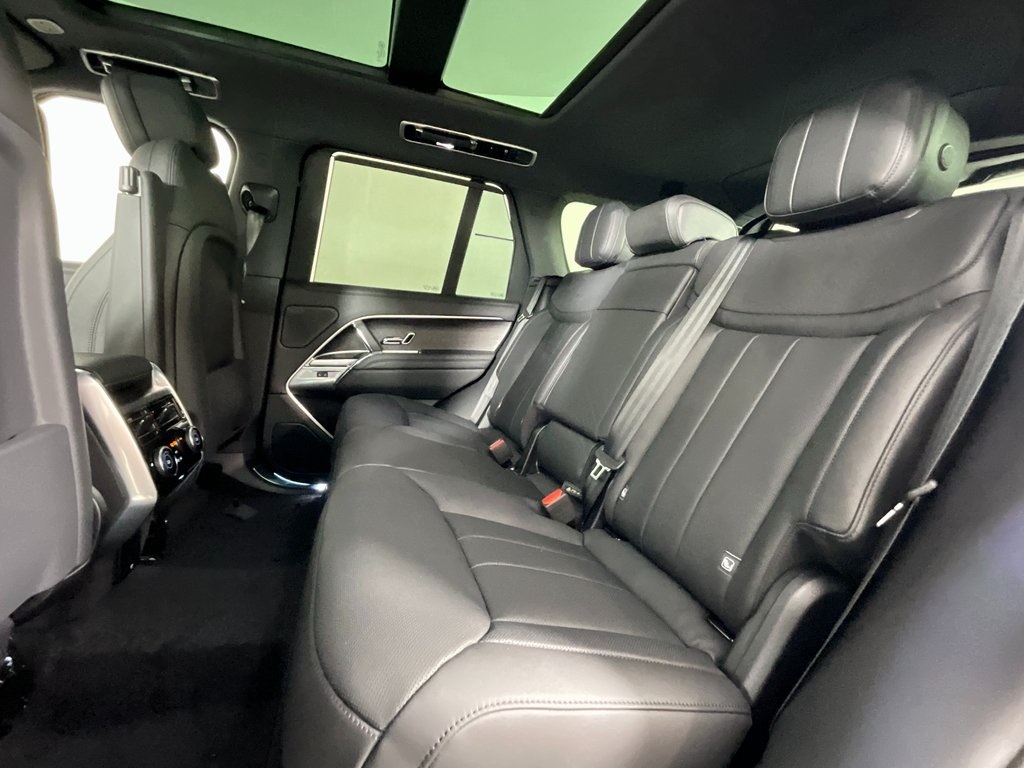 2025 Land Rover Range Rover SE photo 4