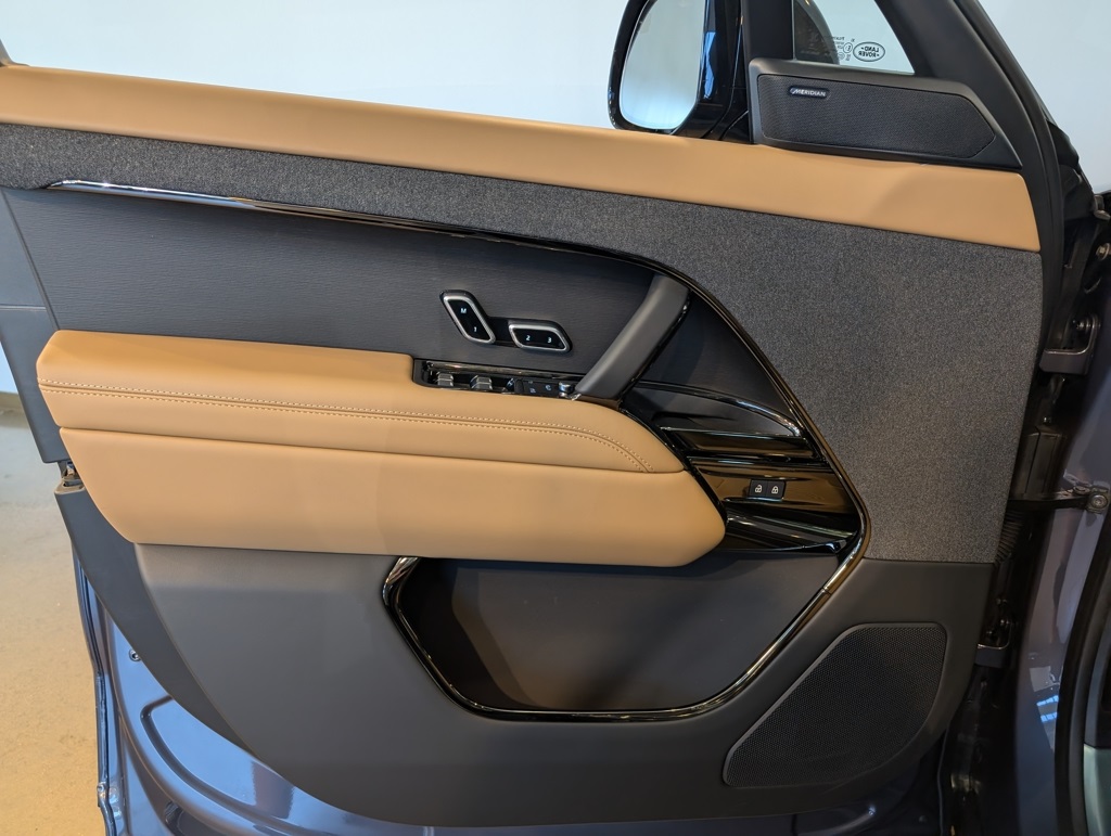 2025 Land Rover Range Rover Sport SE photo 6