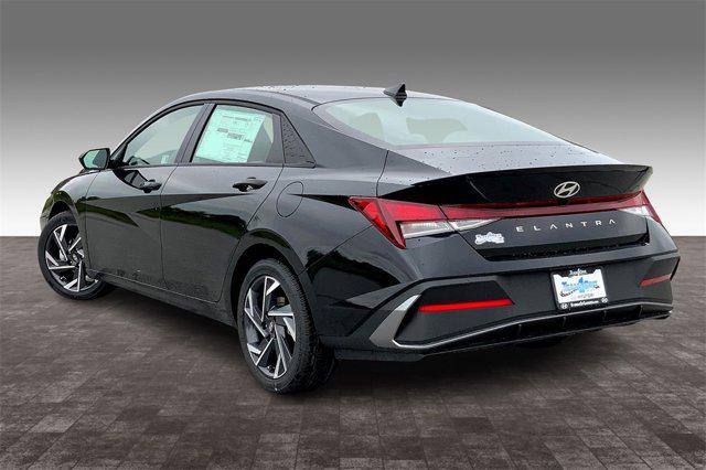 2025 Hyundai Elantra SEL Sport photo 3
