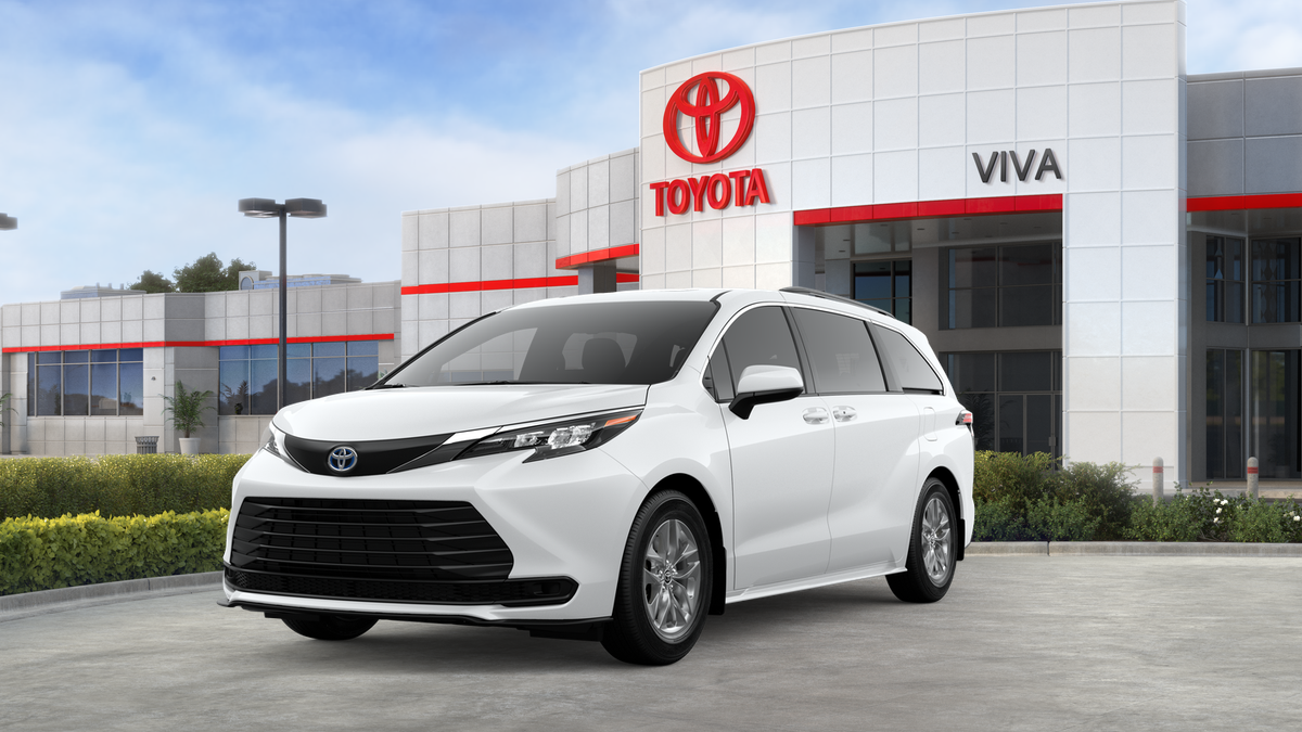2025 Toyota Sienna LE's photo