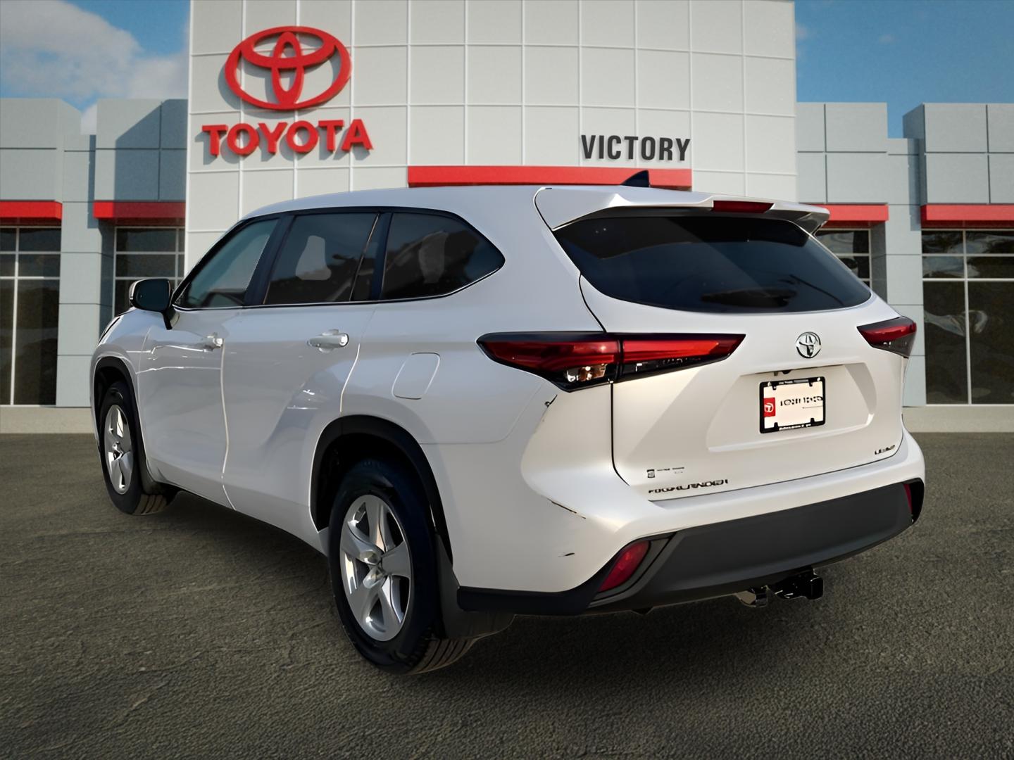 2023 Toyota Highlander LE photo 2