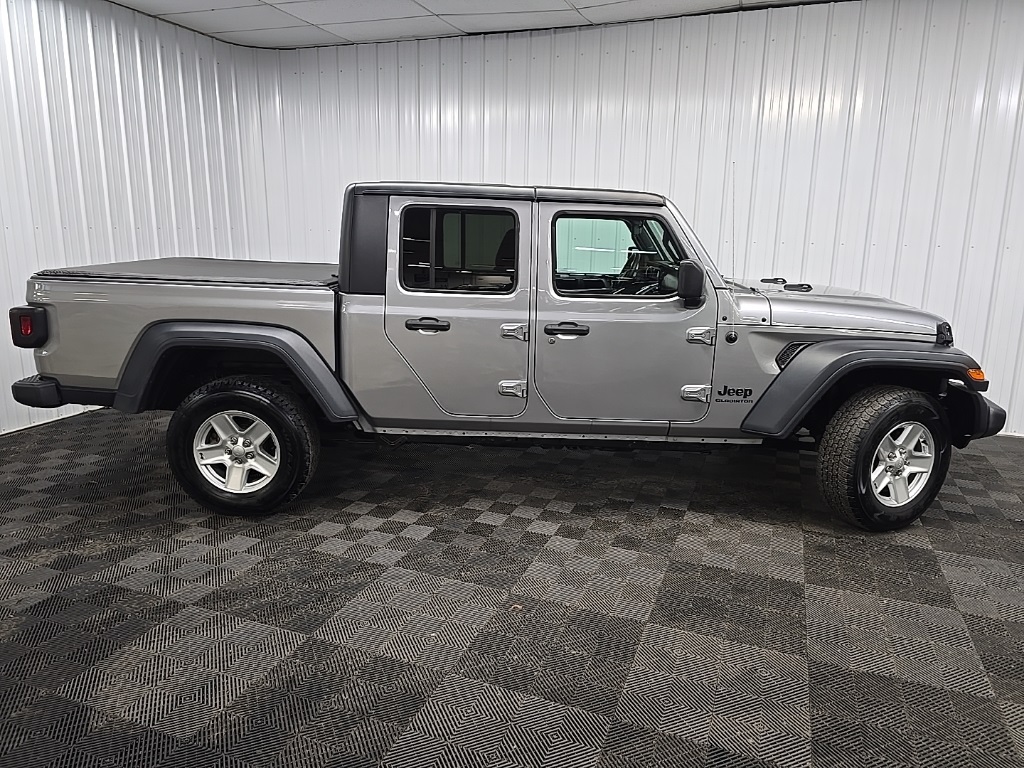 2020 Jeep Gladiator Sport photo 2