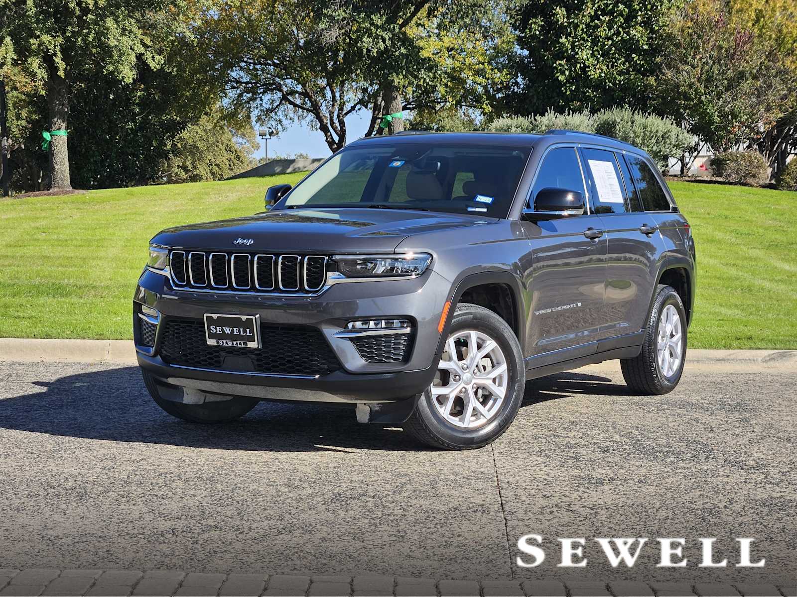 2022 Jeep Grand Cherokee Limited's photo