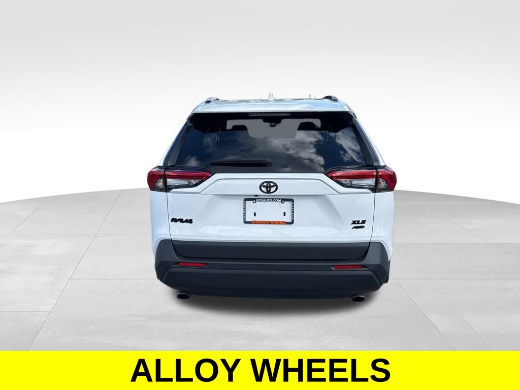 2021 Toyota RAV4 XLE photo 4