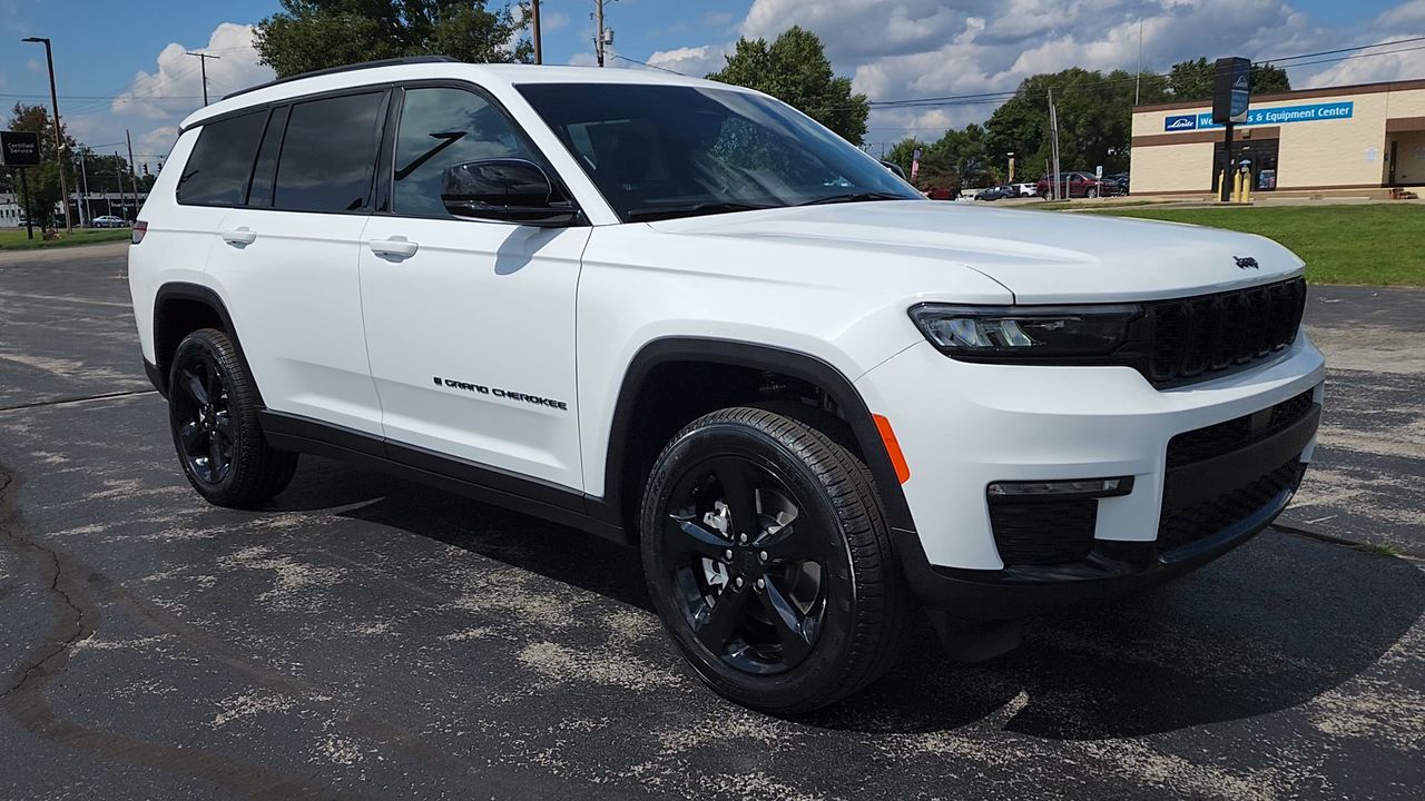 2025 Jeep Grand Cherokee Limited photo 2