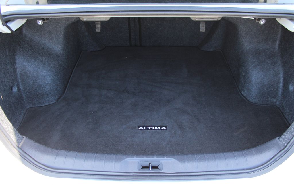 2022 Nissan Altima 2.5 SR photo 9