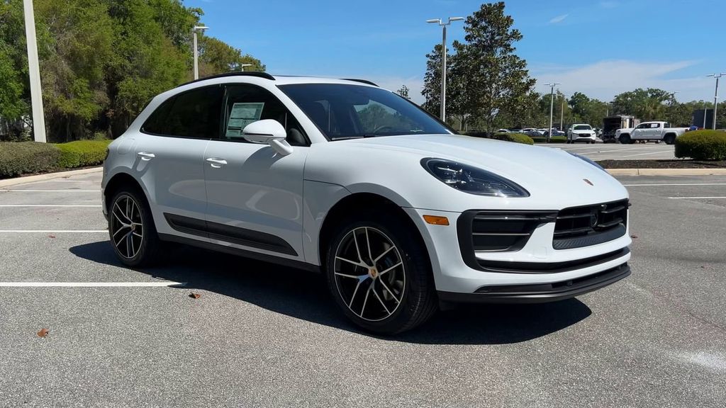 2025 Porsche Macan Base photo 2