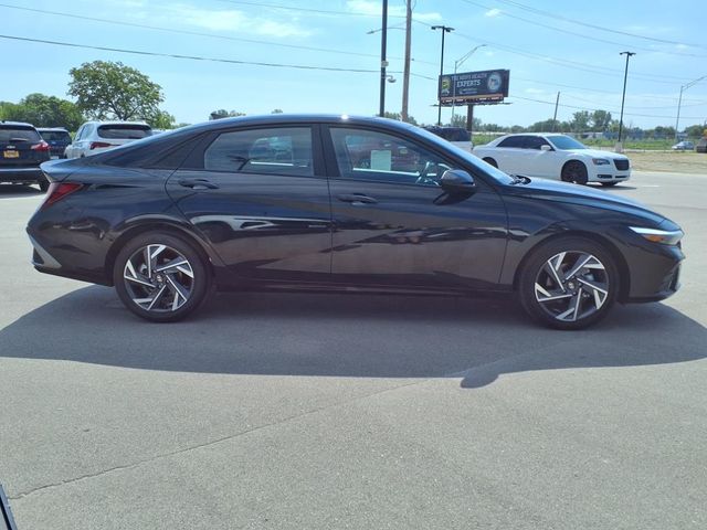 2025 Hyundai Elantra SEL Sport photo 2