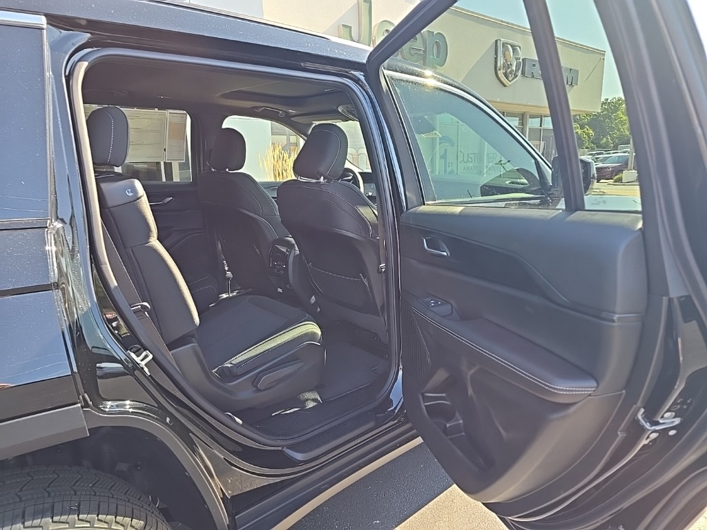 2025 Jeep Grand Cherokee Laredo X photo 18