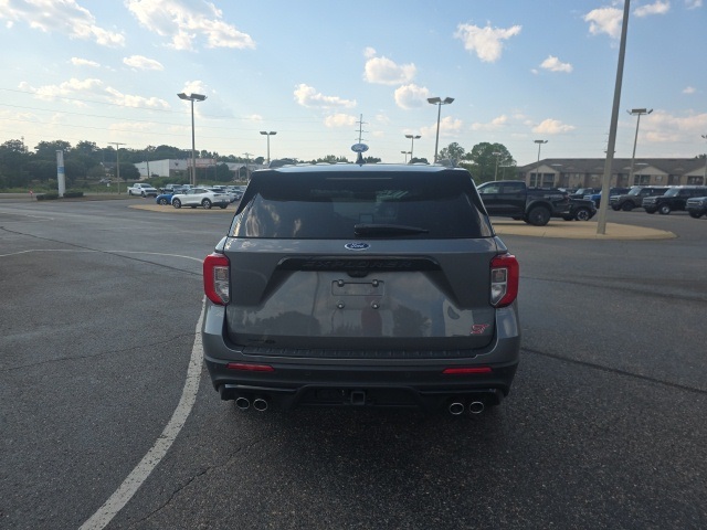 2024 Ford Explorer ST photo 2