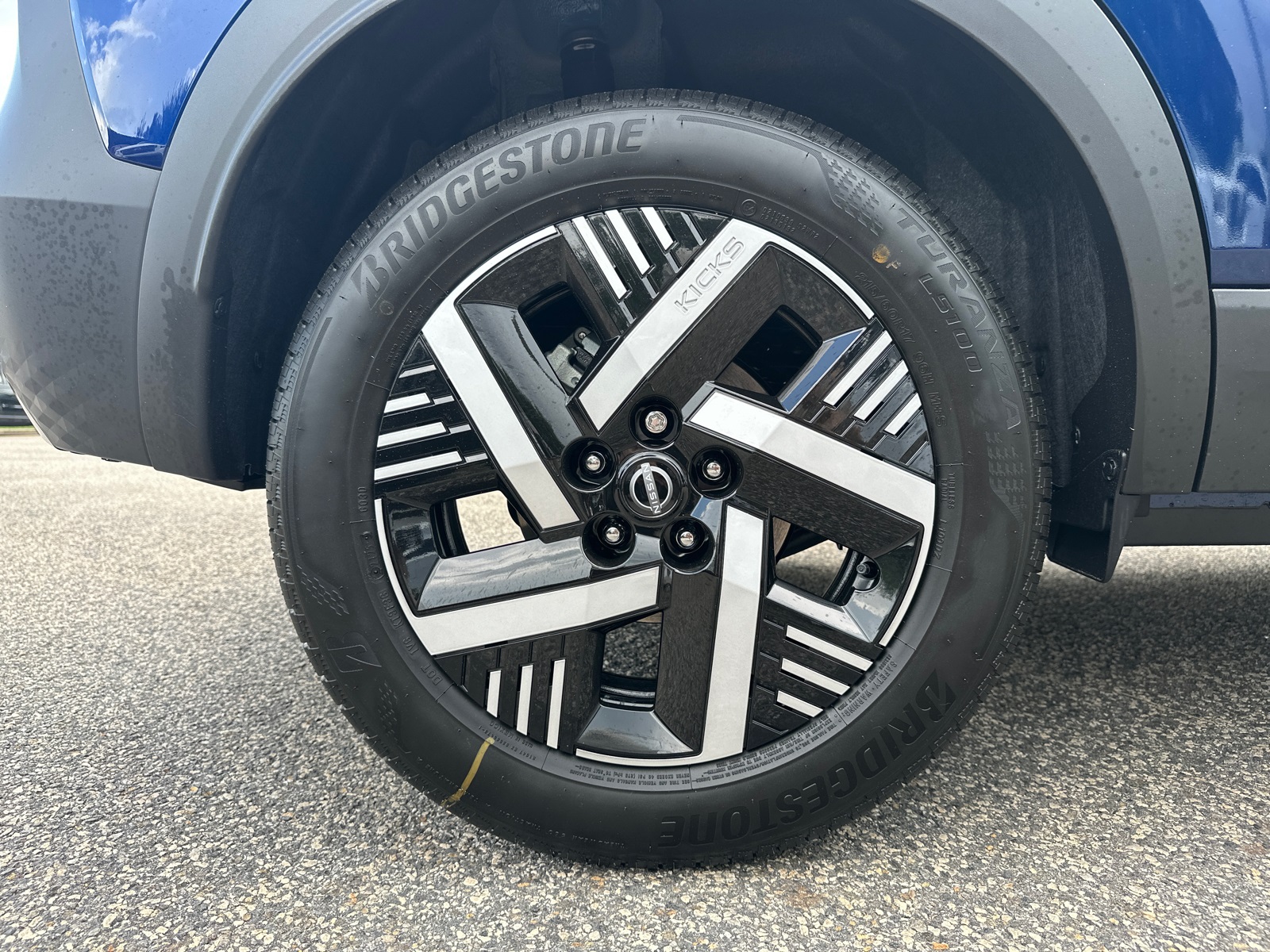 2025 Nissan Kicks SV photo 17