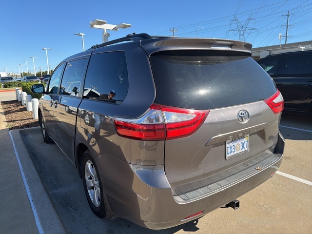 2015 Toyota Sienna LE photo 3