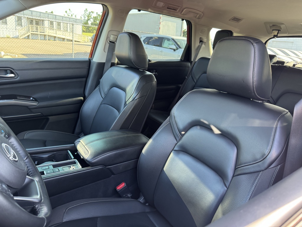 2023 Nissan Pathfinder SL photo 3
