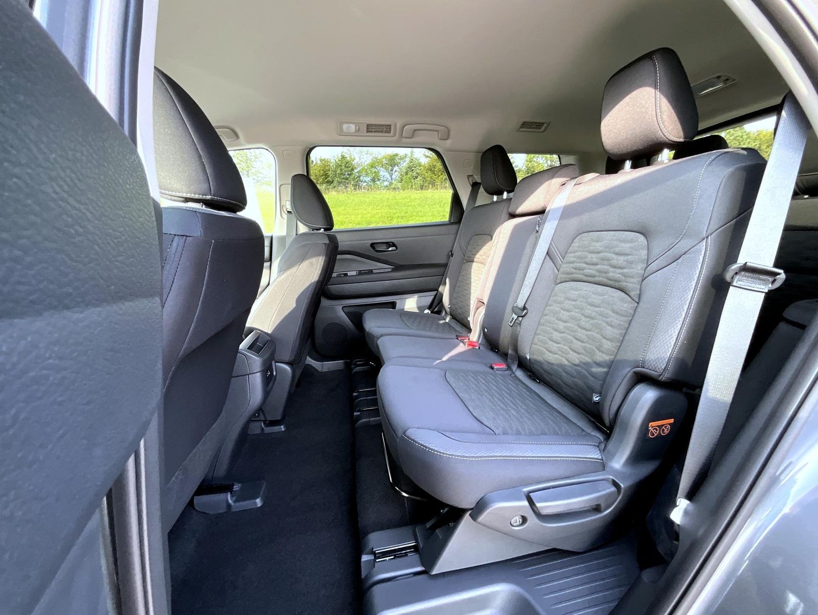 2025 Nissan Pathfinder S photo 11