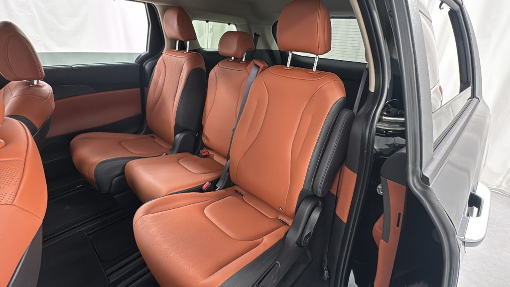 2026 Kia Carnival EX photo 11