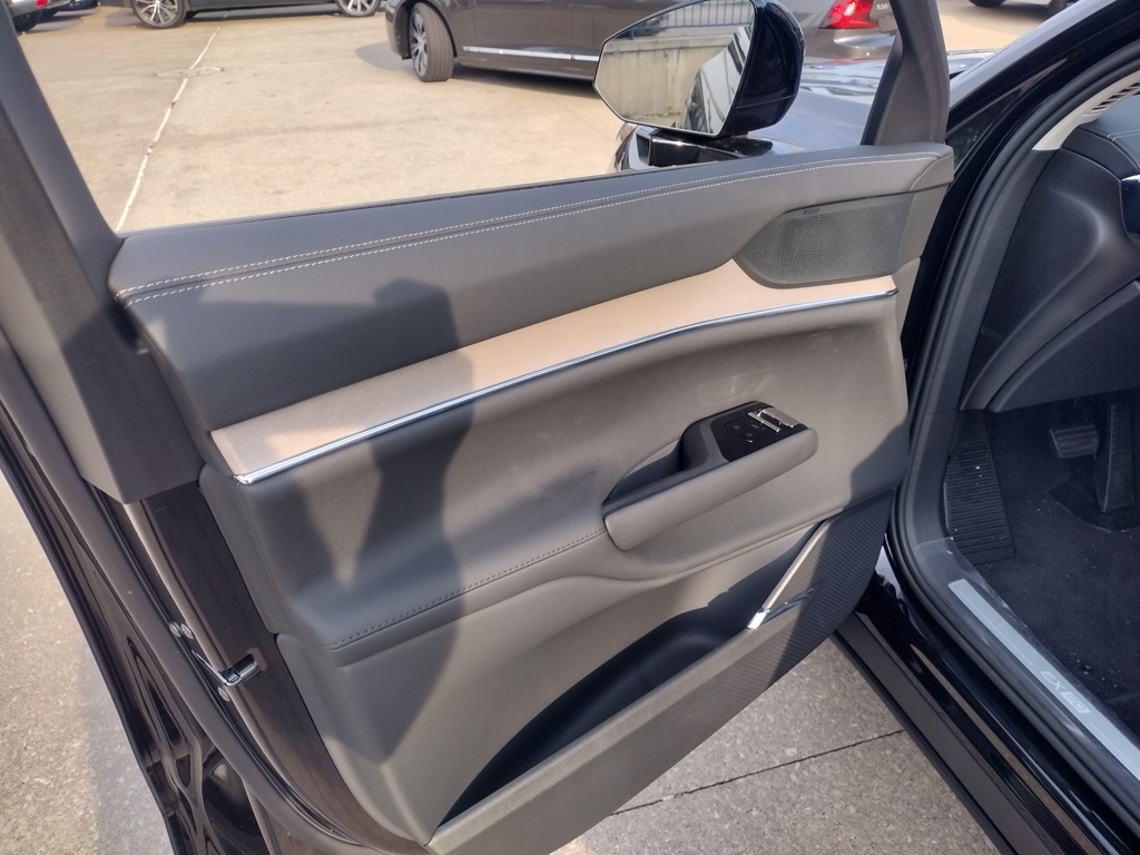 2025 VOLVO EX90 - Image 10