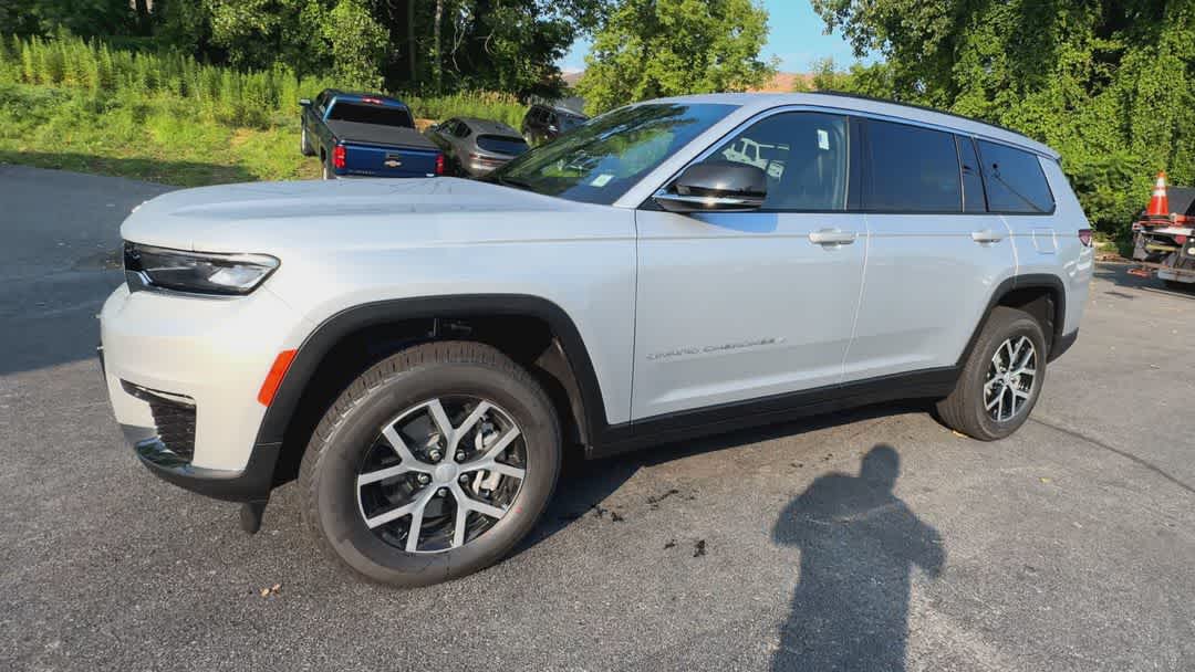 2025 Jeep Grand Cherokee Limited photo 4