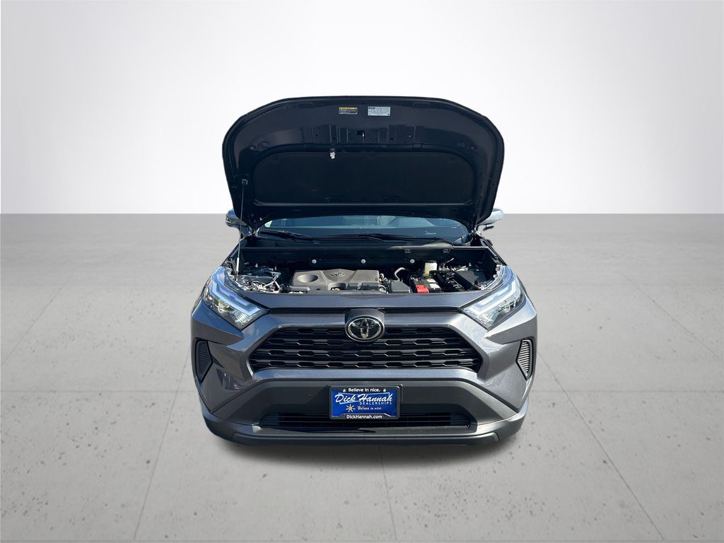 2025 Toyota RAV4 XLE photo 4
