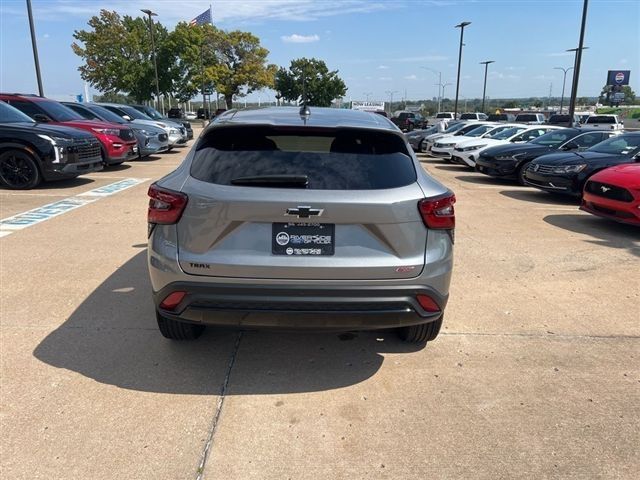 2025 Chevrolet Trax photo 2