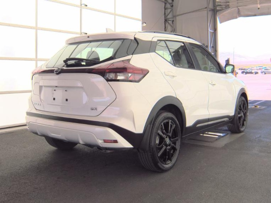 2023 Nissan Kicks SR photo 3