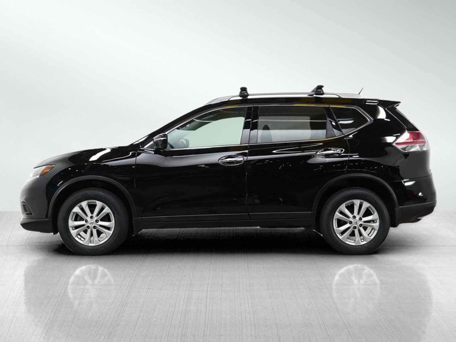 2014 Nissan Rogue SV photo 2