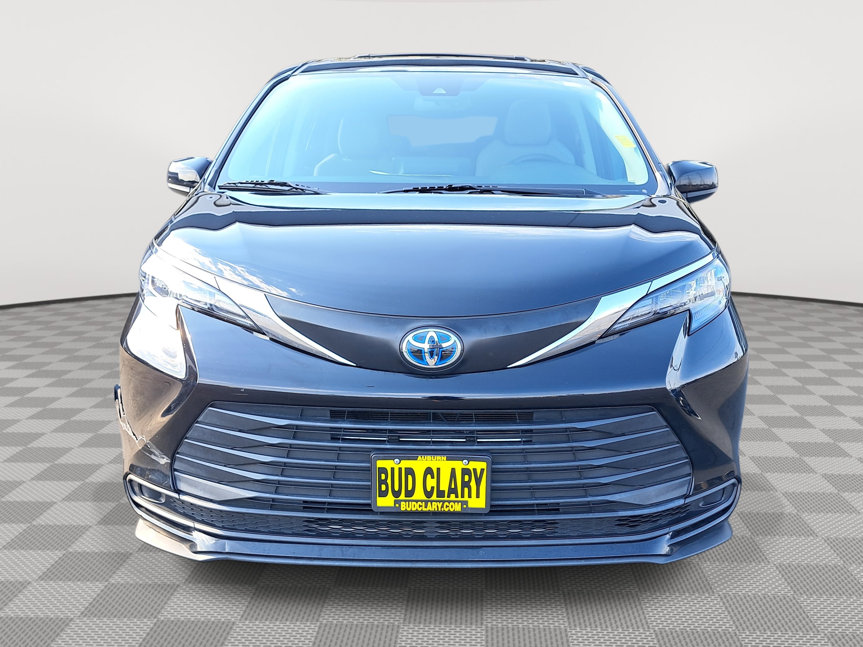 2024 Toyota Sienna LE photo 2