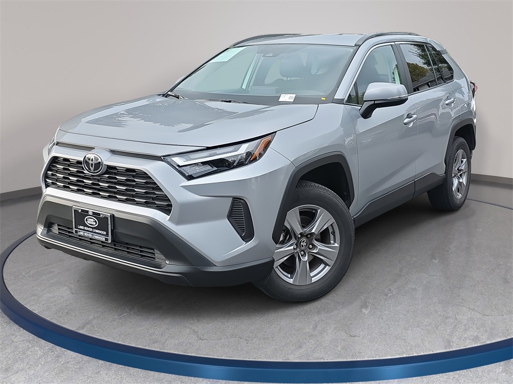 2024 Toyota RAV4 XLE's photo