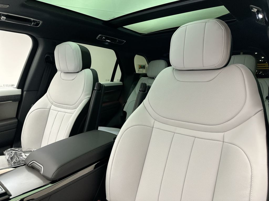 2025 Land Rover Range Rover Sport SE photo 9