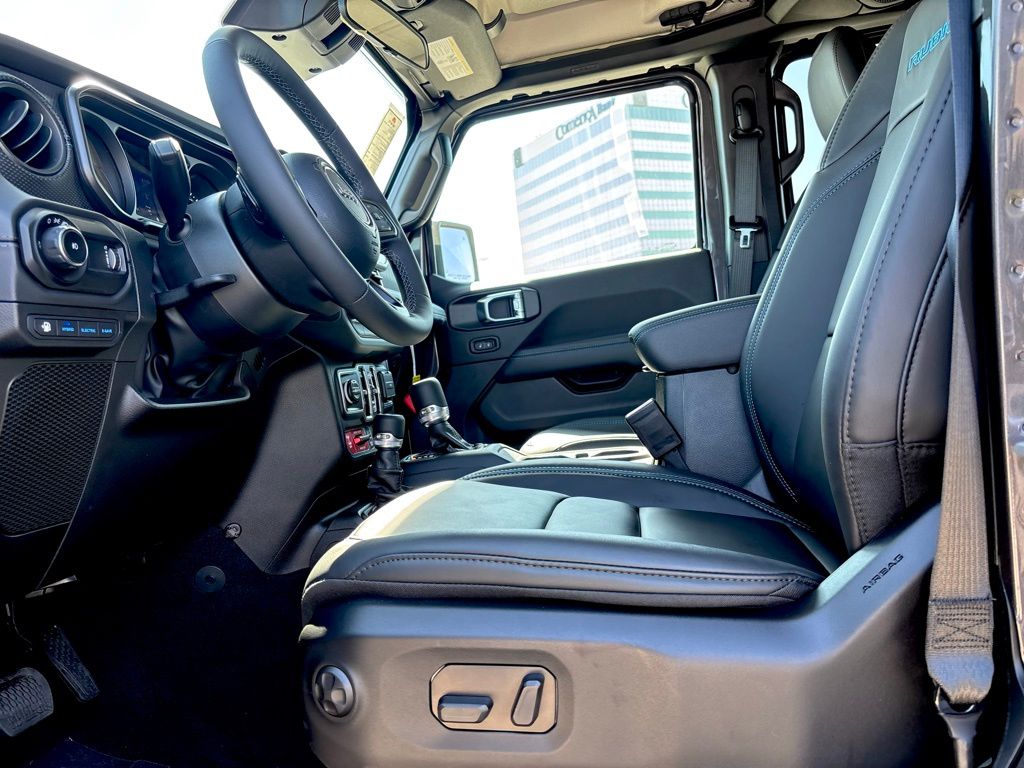 2025 Jeep Wrangler Rubicon 4xe photo 13