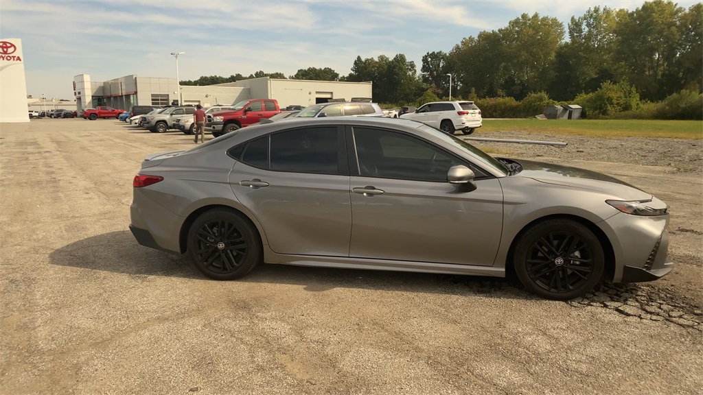 2025 Toyota Camry SE photo 9