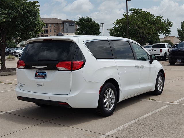 2025 Chrysler Voyager LX photo 3
